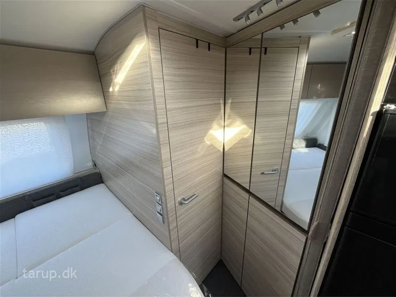 Billede 12 - 2026 - Adria Altea 402 PH   Dobbeltseng, el-gulvvarme, stort køleskab, 3 gasblus, side-siddegruppe, stabilisator, serviceklap, glasfibersider