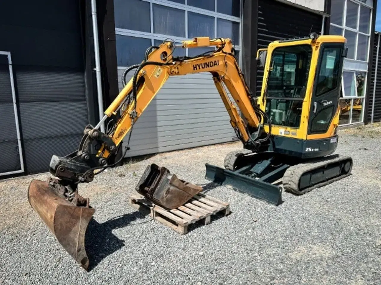 Billede 1 - Hyundai R25z-9ak - 2.700 kg. minigraver / 2 skovle & centralsmøring