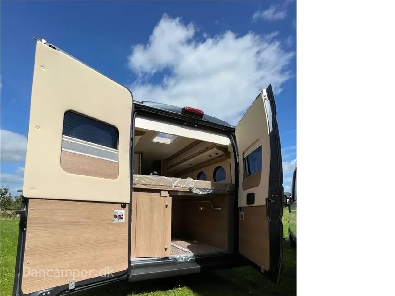 Billede 37 - 2024 - Carthago van 640 LE GT   MESSEPRIS kr. 1.099.900,- SPAR kr. 156.630,- Topmodel - enkeltsenge, Ko-øje-vinduer i bag, 9-trins automatgear, skiltegenkendelse, fjernlysassistent, navigation, Pioneer mediacenter, m.m.m.