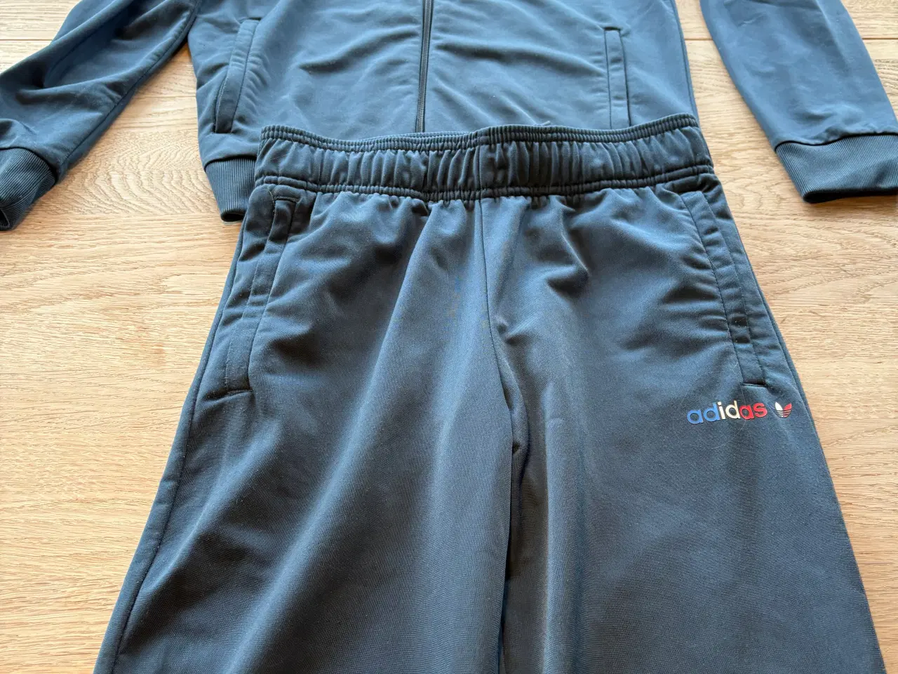 Billede 2 - Adidas træningssæt str 158