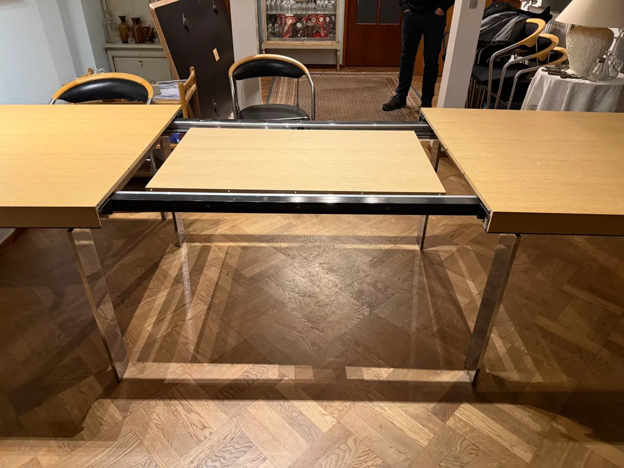 Billede 4 - Virkelig fedt solidt bord med udtræk Gives væk