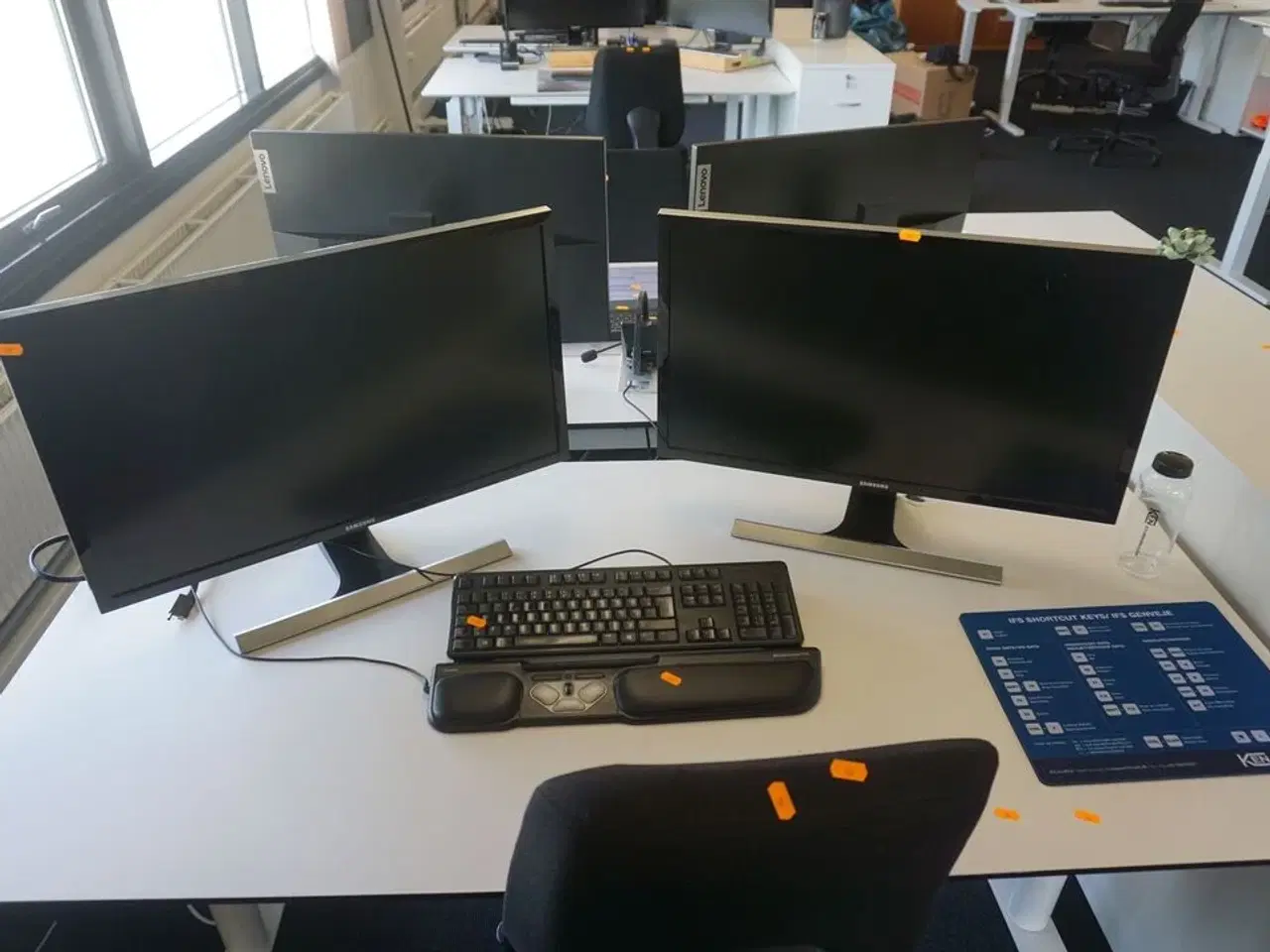 Billede 1 - 2 stk. skærme + tastatur & dockingstation