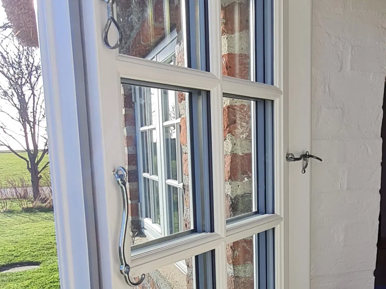 Billede 9 - TO LAGS SPROSSE VINDUER I HVIDMALET TRÆ (Outrup)