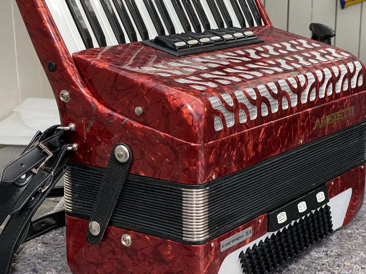 Billede 2 - ANEZETTI harmonika – 37 tangenter – flot blodrød