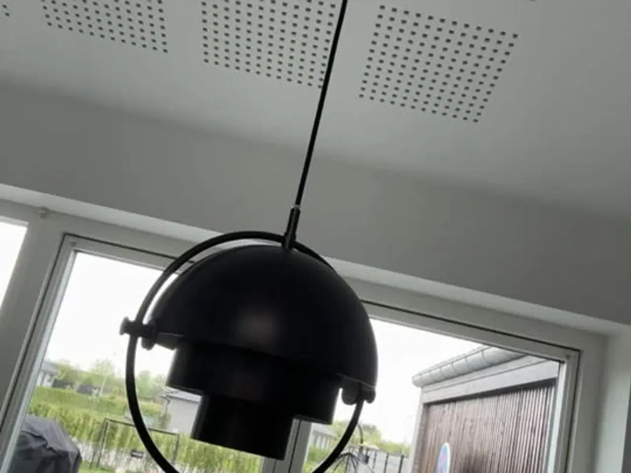 Billede 1 - Sort Gubi-lampe – lille model – sort stel