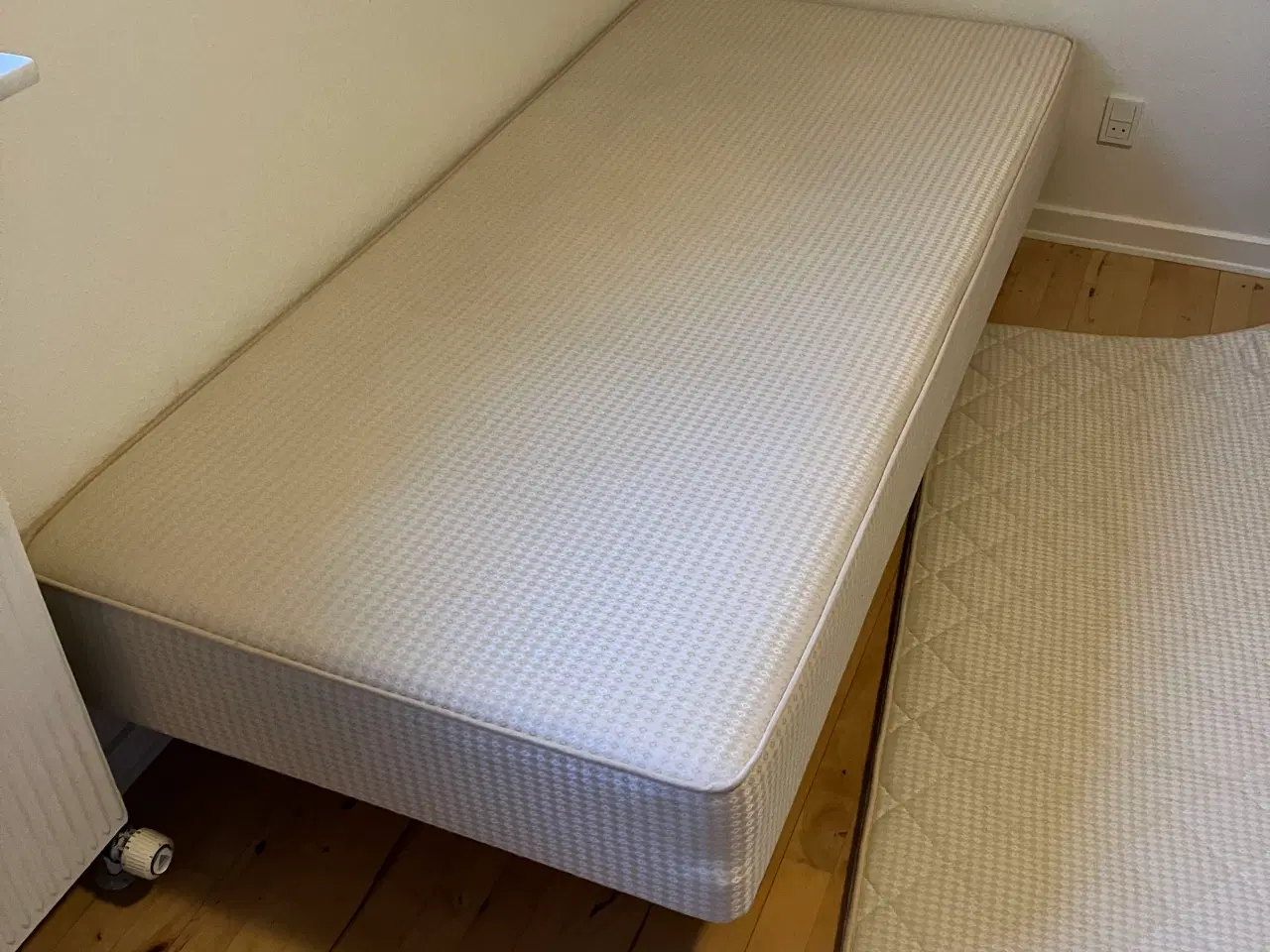 Billede 3 - Seng med topmadras