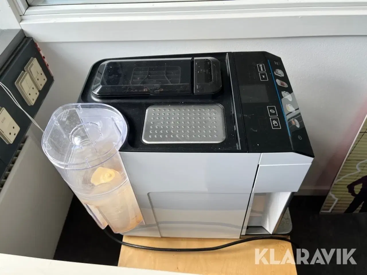 Billede 11 - Borde, kaffemaskine og elkedel