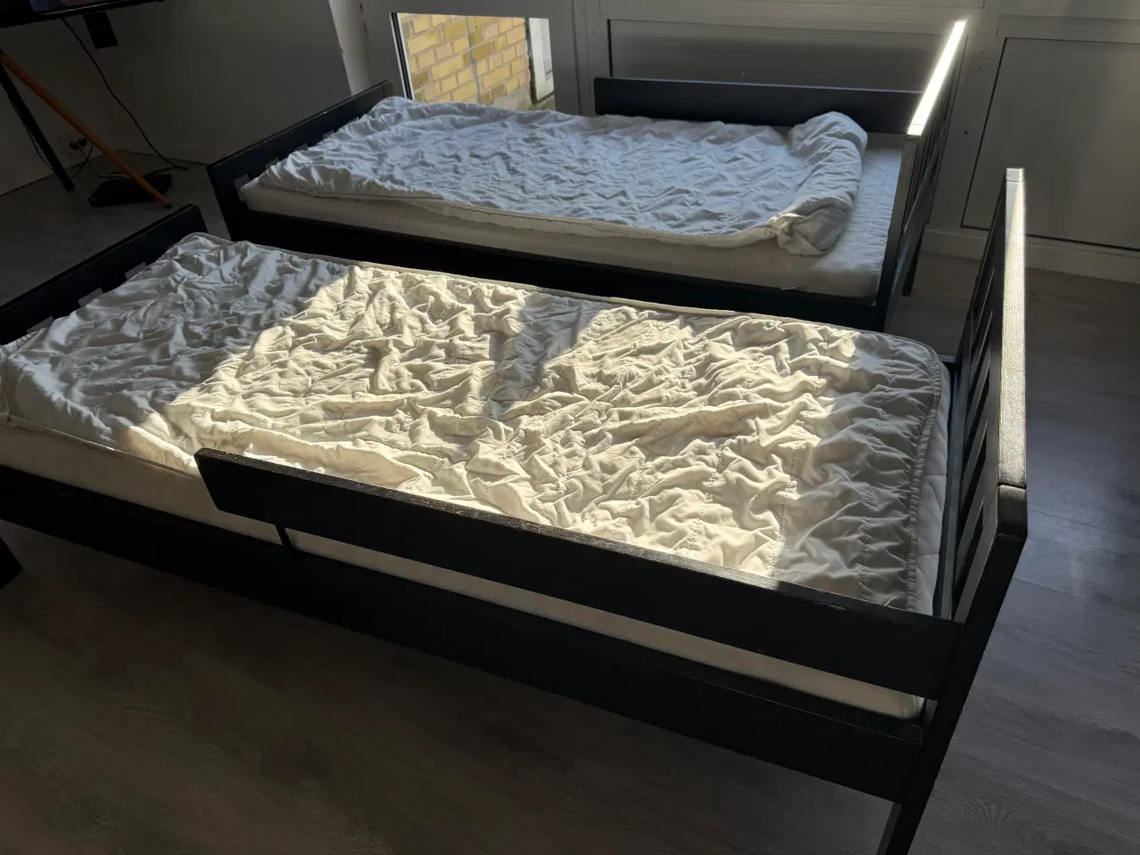 Billede 3 - 2 x sort juniorseng med madras og rullemadras