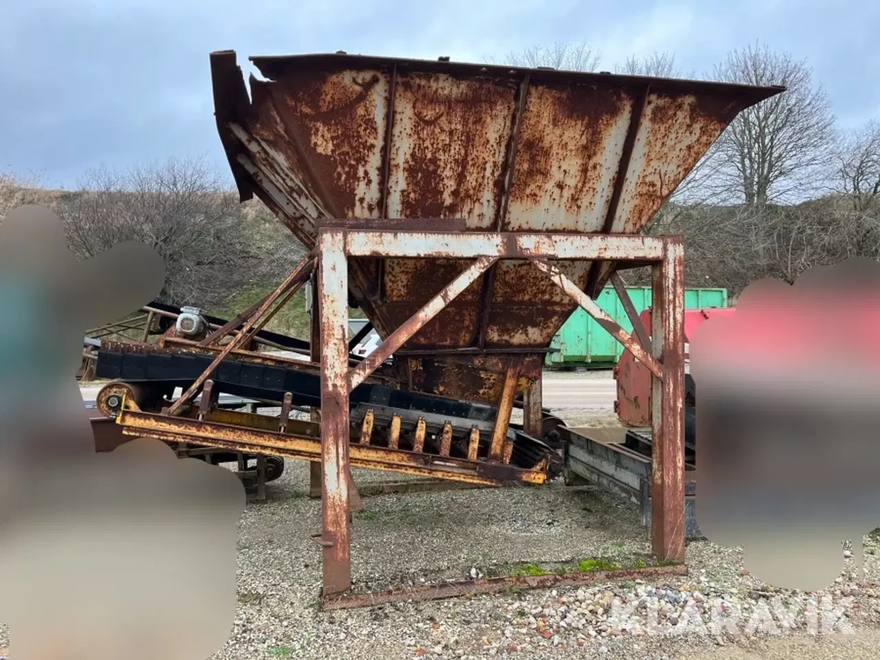 Billede 2 - Fødekasse med udleveringsbånd