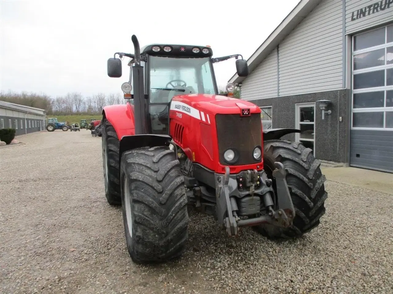 Billede 20 - Massey Ferguson 7499 Dyna VT med 4stk fabriksnye dæk til. Den er med frontlift, affejederet foraksel og affejederet kabine på