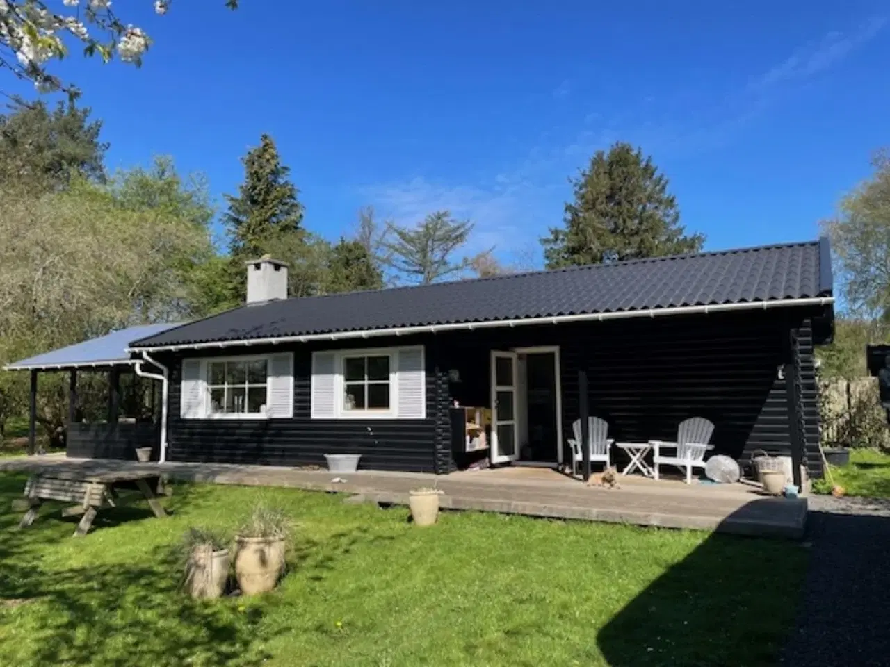 Billede 1 - Idyllisk og romantisk sommerhus i den gamle stil. Huset er beliggende p� lille og lukket vej ( 7 huse ) p� Sj�llands nordligste kyst