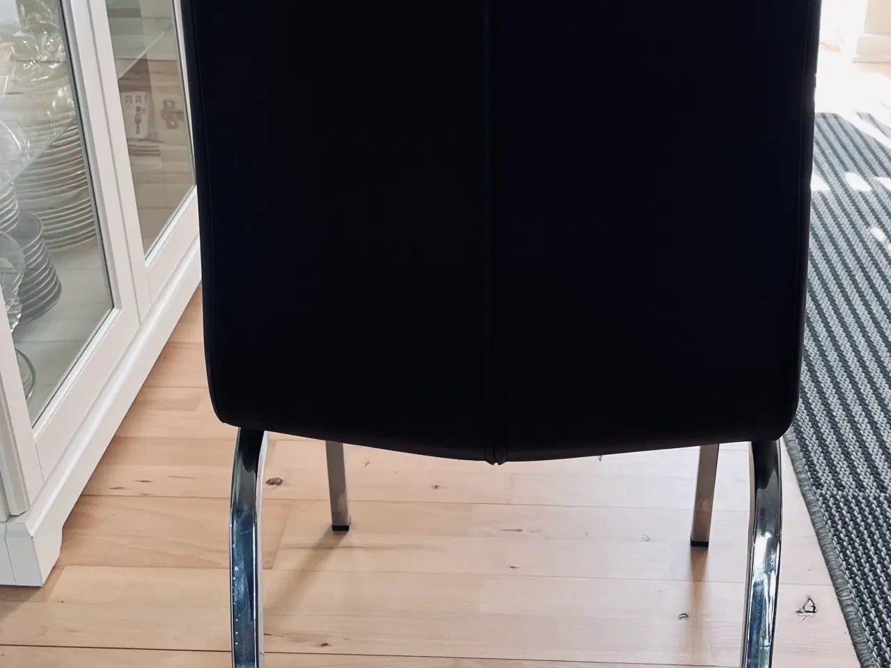 Billede 5 - Spisebord og stole 