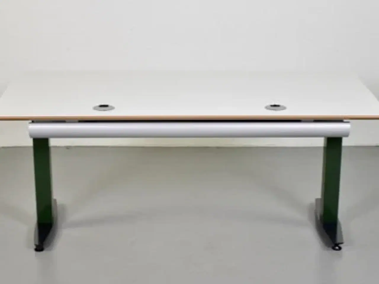 Billede 3 - Hæve-/sænkebord fra duba b8 med hvid plade og grønt stel