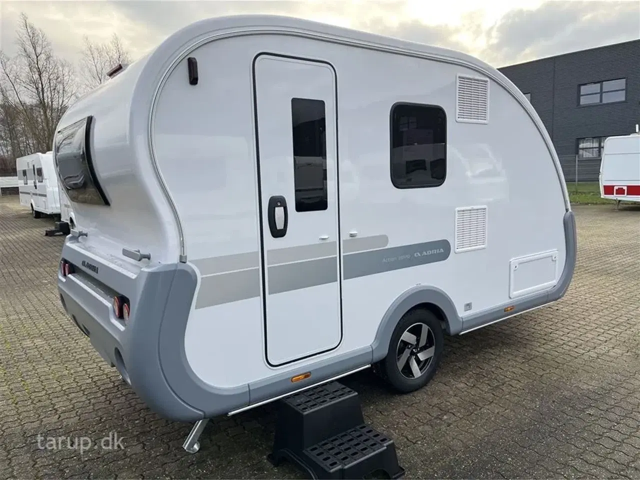 Billede 2 - 2026 - Adria Action 391 PD   Tværstillet dobbeltseng, L-siddegruppe, LED-kanallys, TV-holder,  alufælge, panorama-vindue, stort køleskab, el-gulv-varme, Truma Combi 4