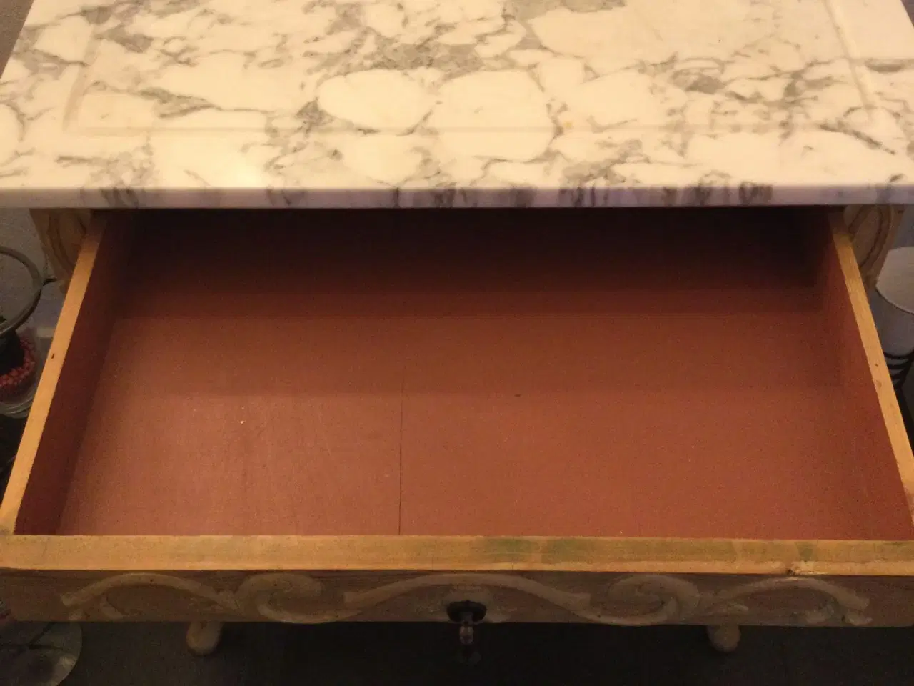 Billede 1 - Kommode i træ med udskæringer