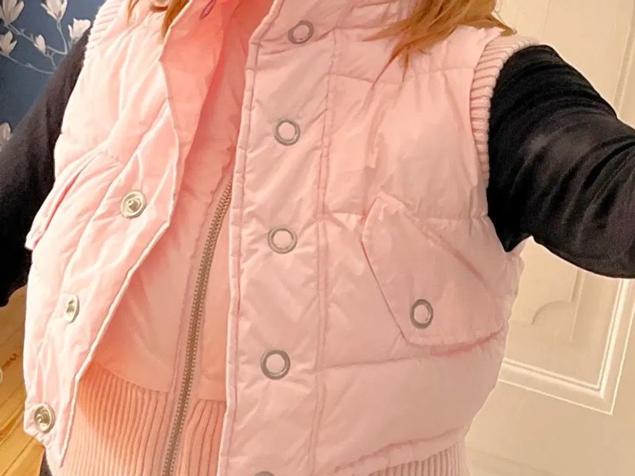 Billede 2 - Lyserød vest med ribkanter