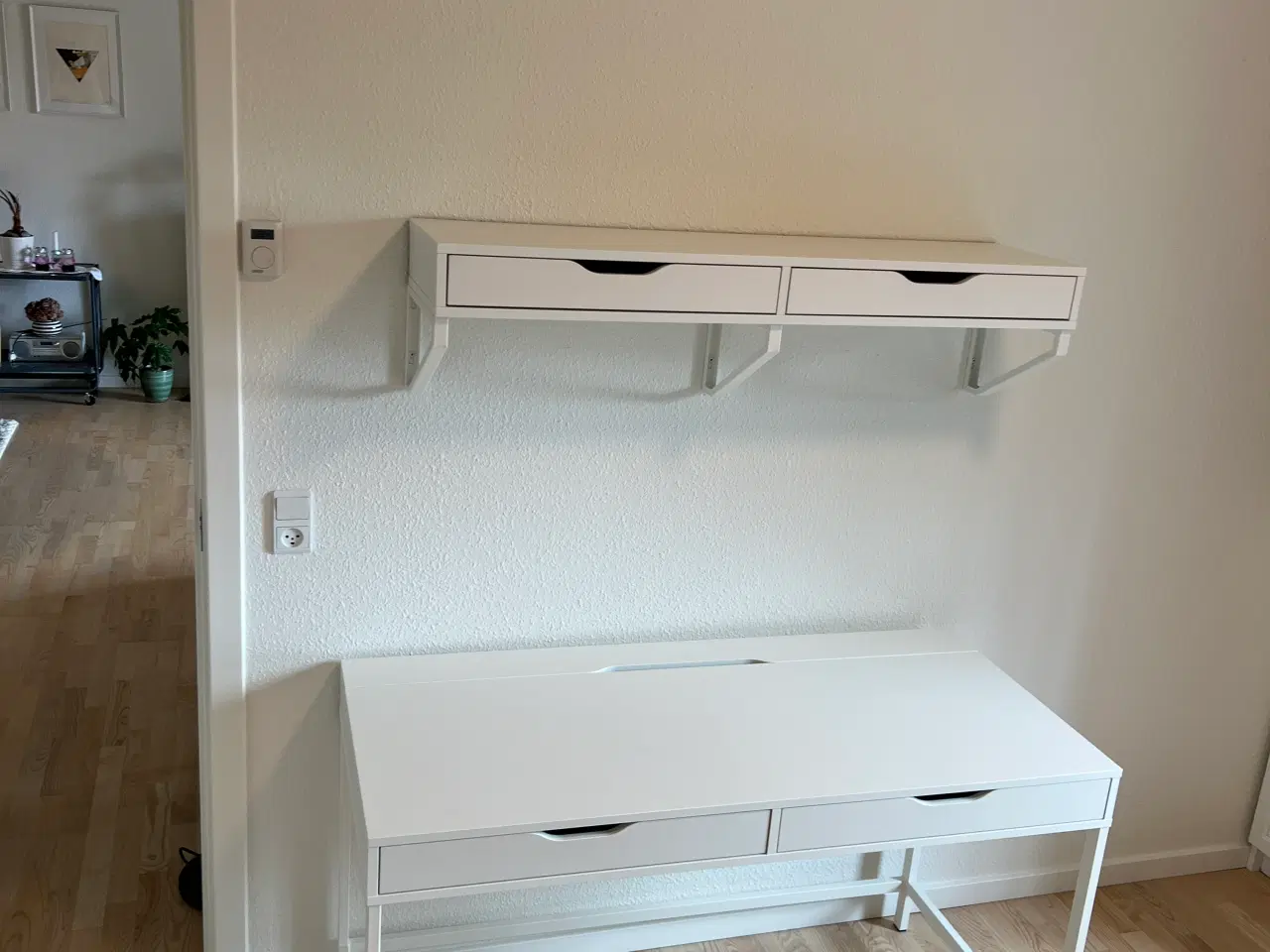 Billede 1 - Skrivebord/sybord og Hylde