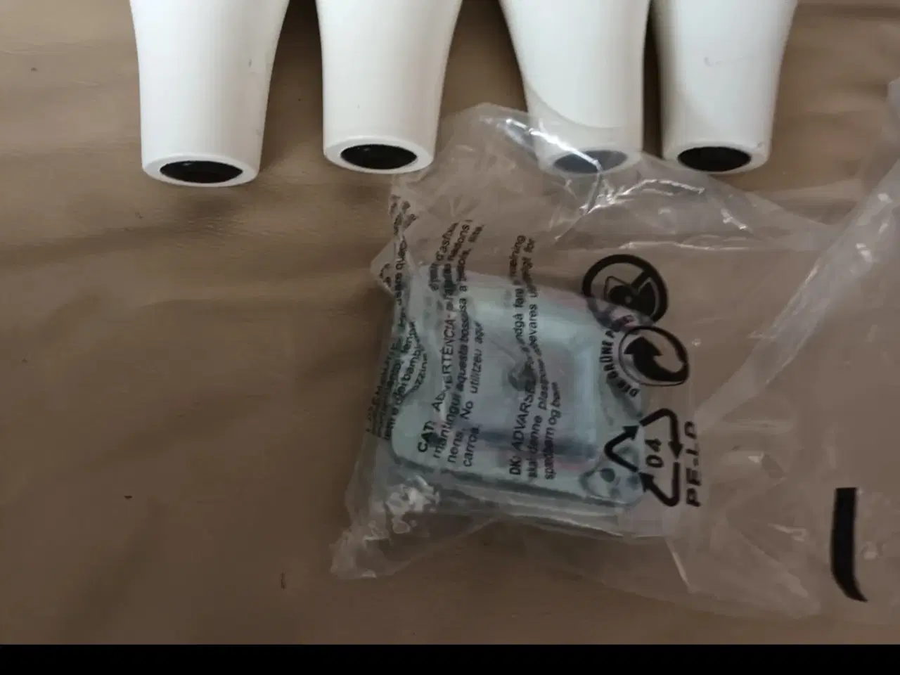 Billede 1 - 4 HVIDE TRÆ MØBEL BEN 10 CM MED BESLAG