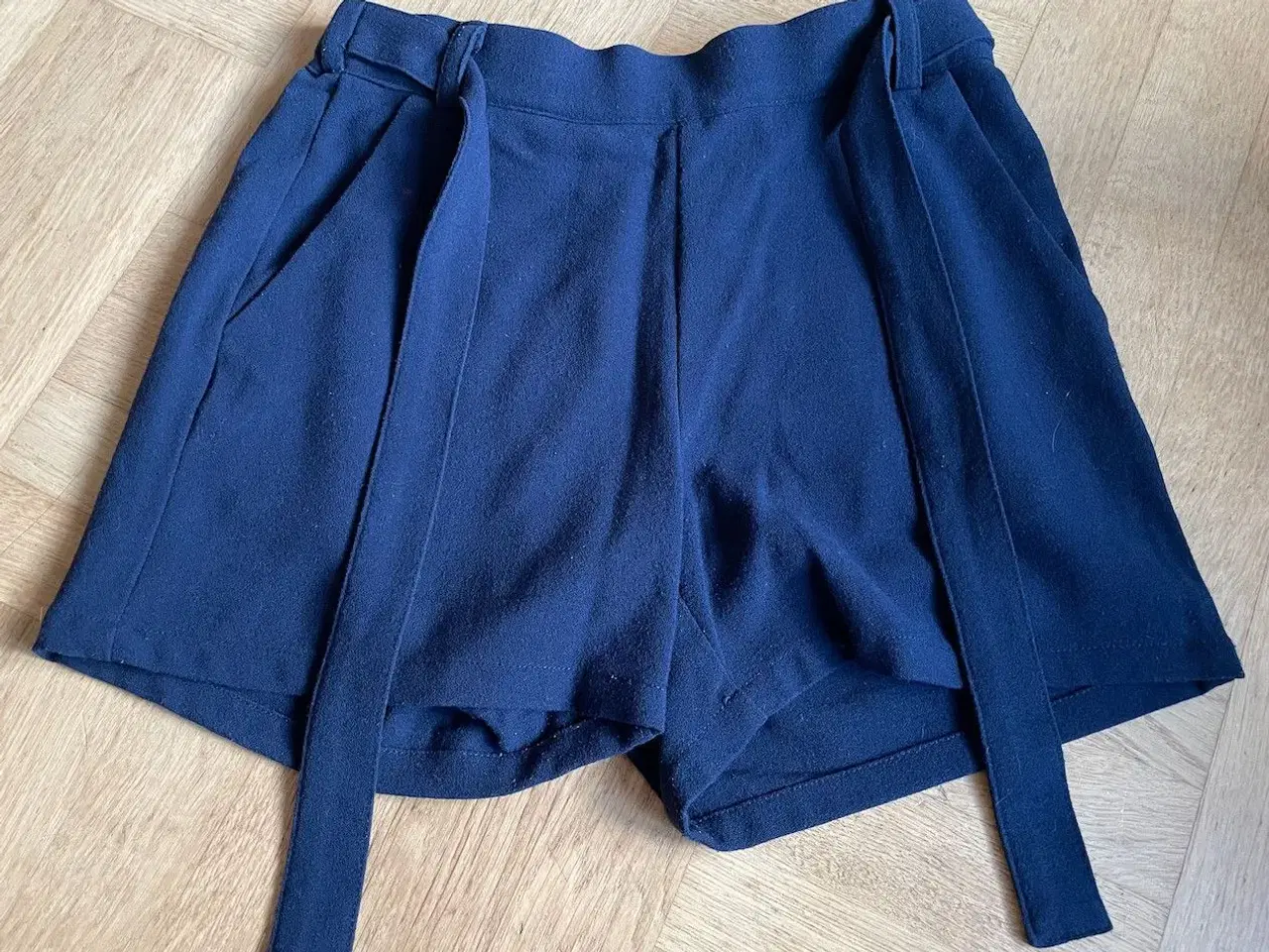 Billede 3 - Blå shorts med bælte 