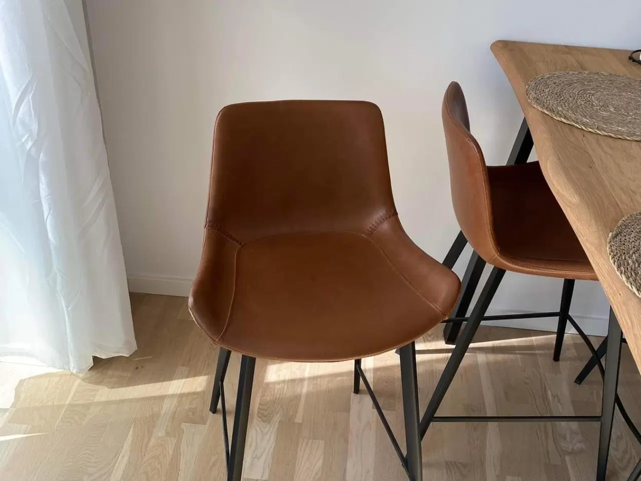 Billede 4 - Spisebord/barbord m. 4 brune læderstole