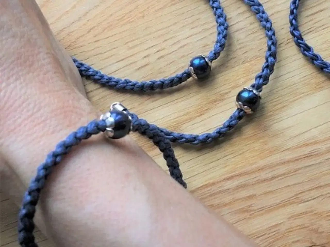 Billede 5 - Flettede armbånd med perler - blå eller brun