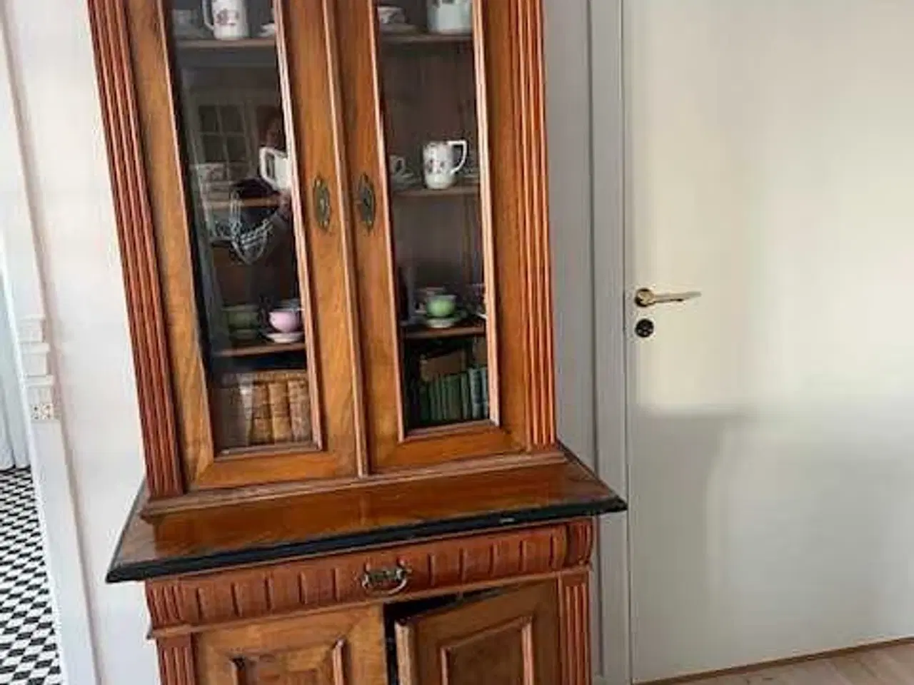 Billede 1 - Smukt antikt vitrineskab/bogskab