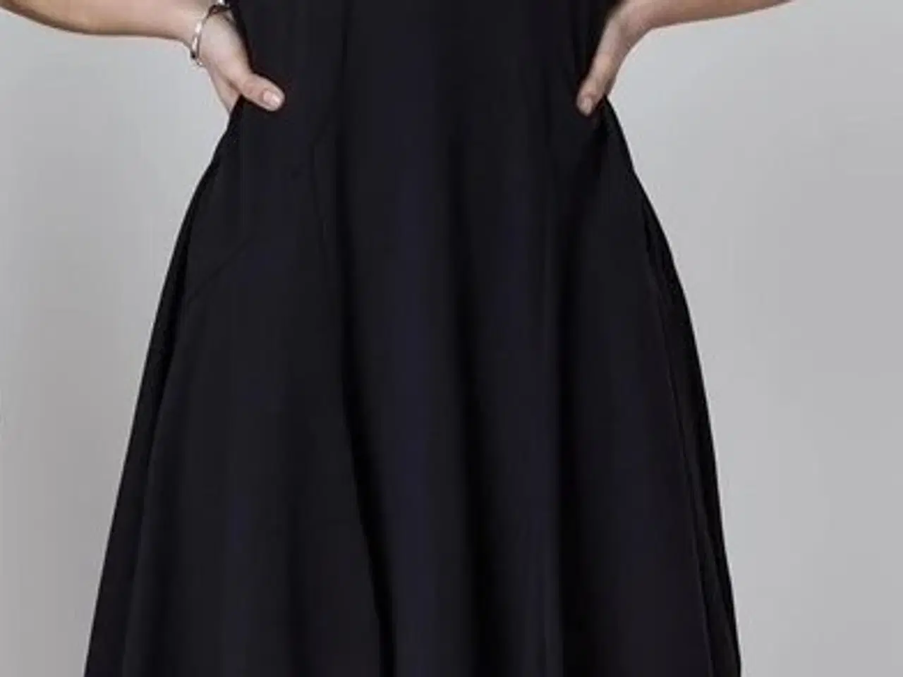 Billede 7 - Rigtig flot sort kjole i jersey fra Linea G