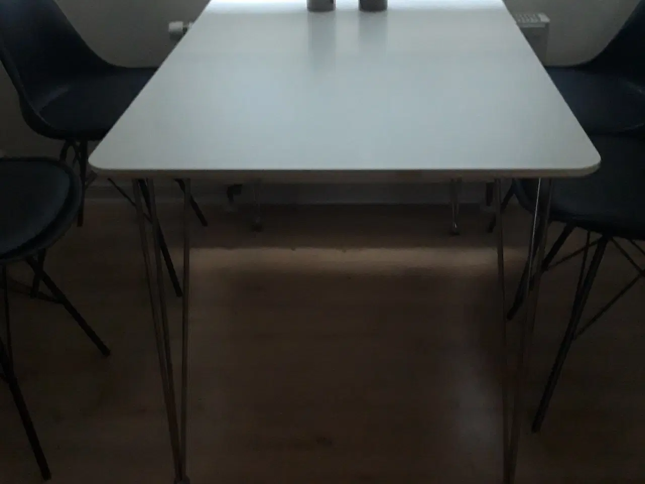 Billede 6 - Køkkenbord og 4 stole 