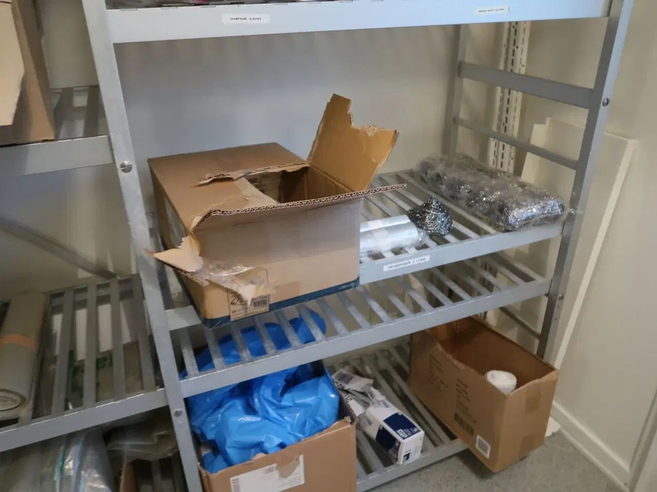 Billede 6 - 2 stk. fødevarereoler med affaldssække, poser, folie m.m.