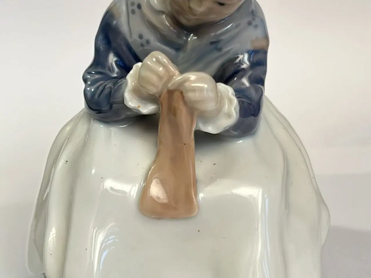 Billede 1 - Royal Copenhagen, kvinde med håndarbejde