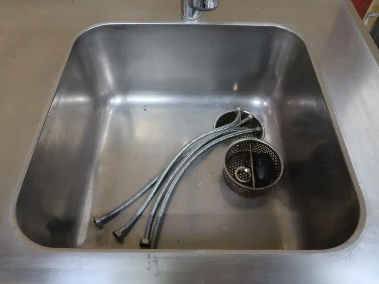 Billede 5 - Rustfri stålbord med vask & underhylde