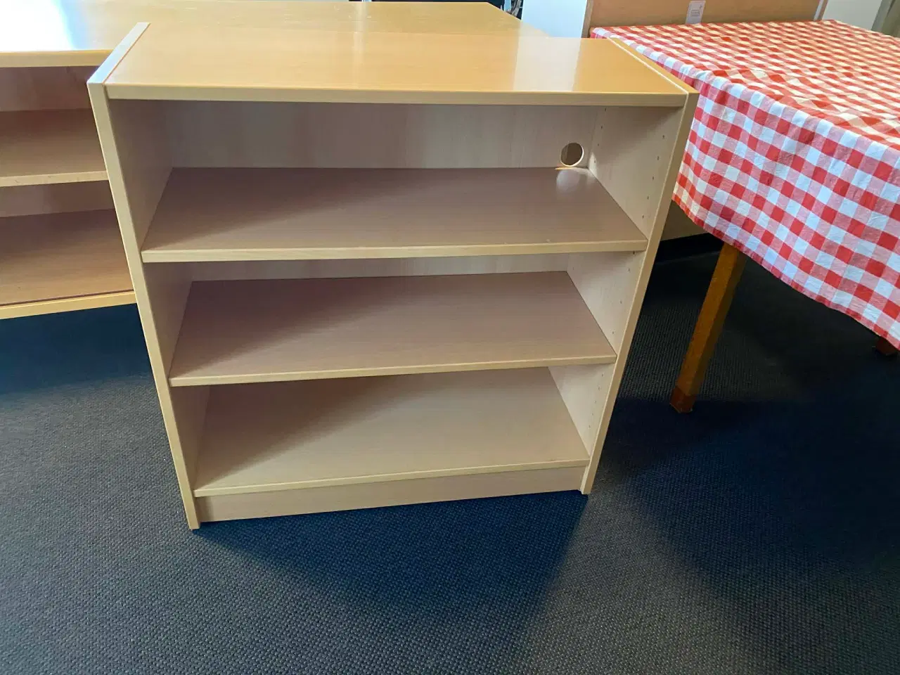 Billede 4 - Skænk med jalousilåger og reol