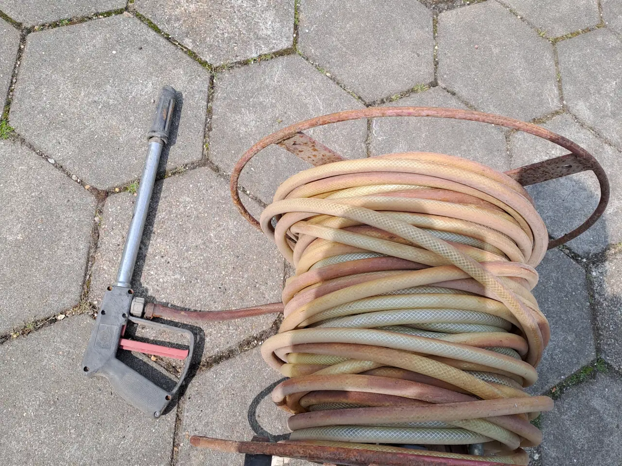 Billede 1 - Slangerulle til sprøjte med pistol sælges for 500 