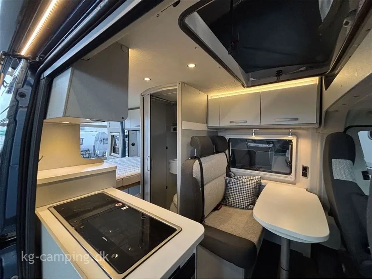 Billede 6 - 2022 - Hymer Free 540 BLUE EVOLUTION   Udstyr inkluderet: 2x Lithium-batteri • Solcelleanlæg • Markise • Hævesængetag • Fuld LED-lys • Automatisk klimaanlæg • Elektrisk håndbremse