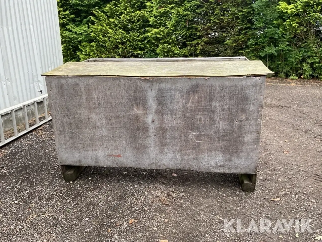 Billede 5 - Kalveskjul , med fodertrug