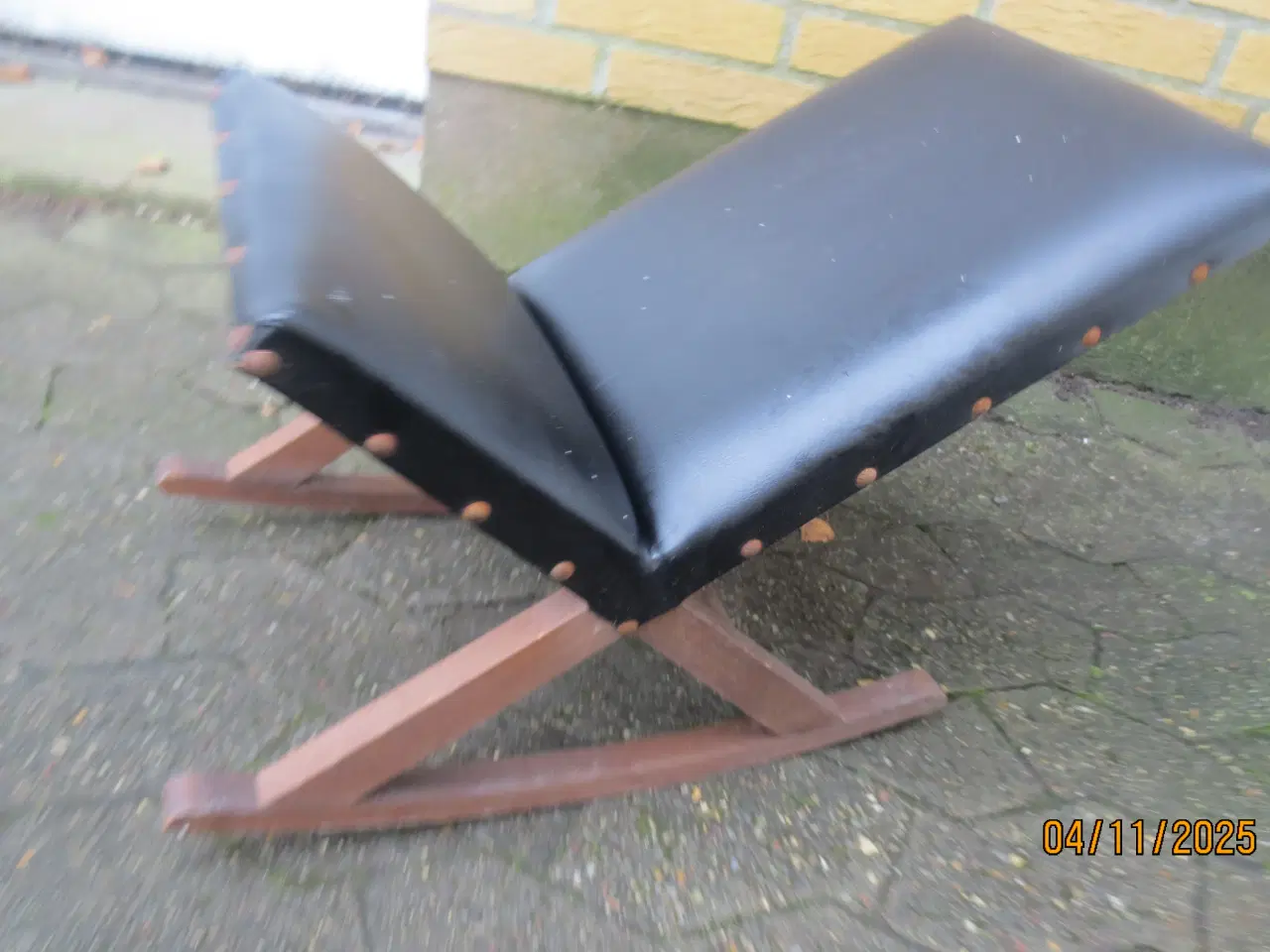 Billede 1 - 1 stk Retro Fodskammel med sort læder