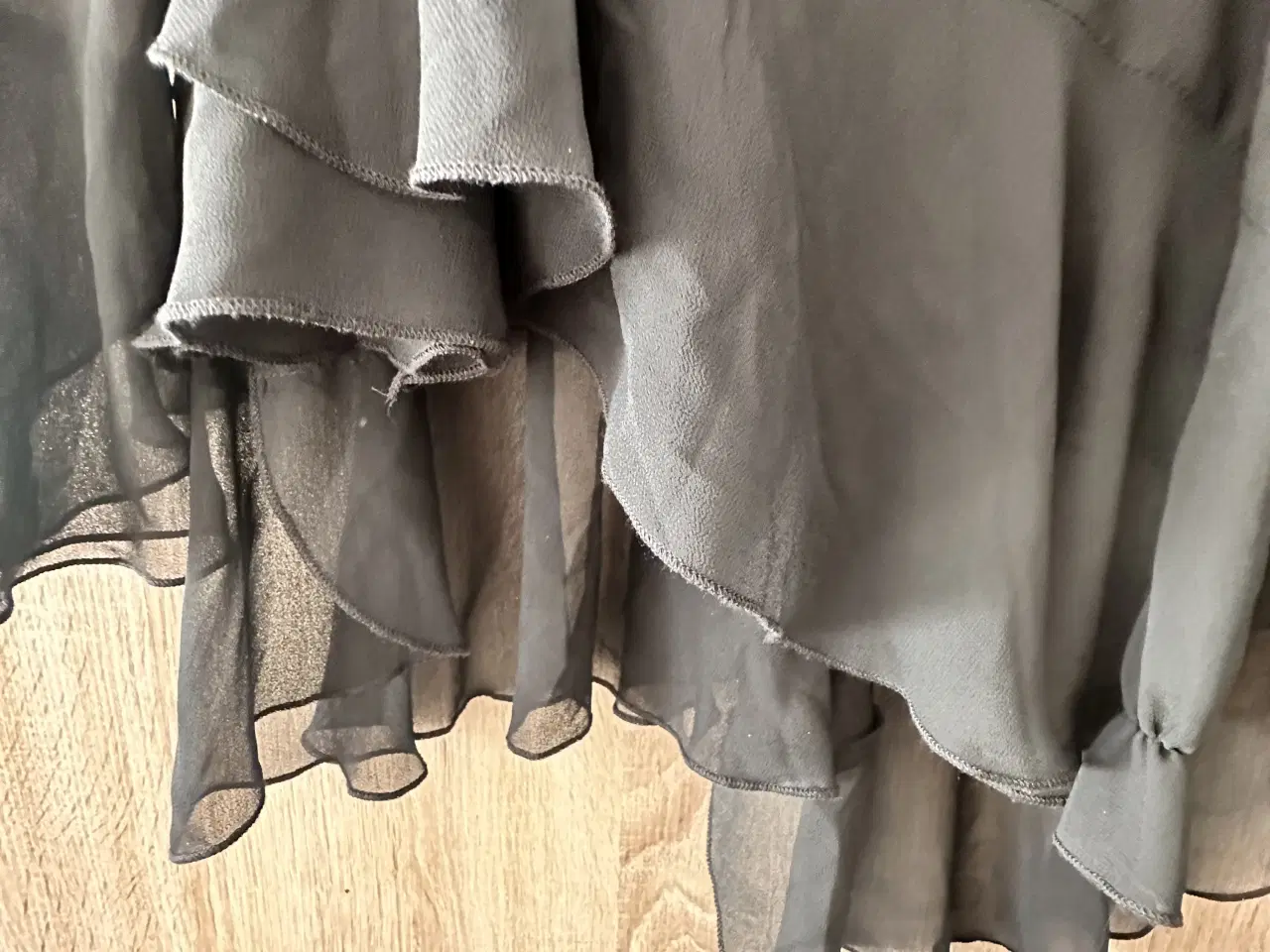 Billede 5 - Sort elegant nederdel med fine detaljer str. xxl