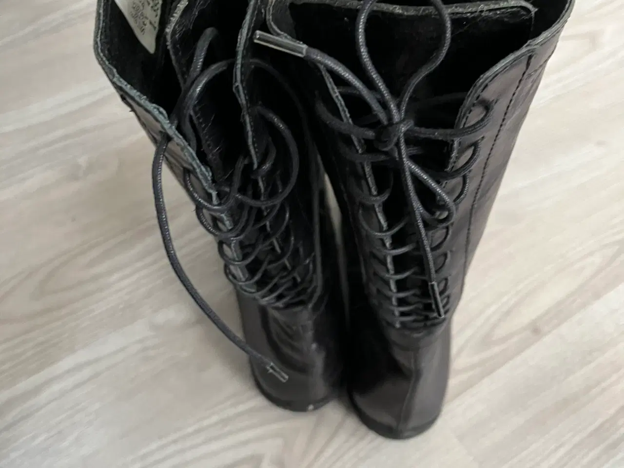 Billede 3 - Flotte sorte lange støvler str. 42