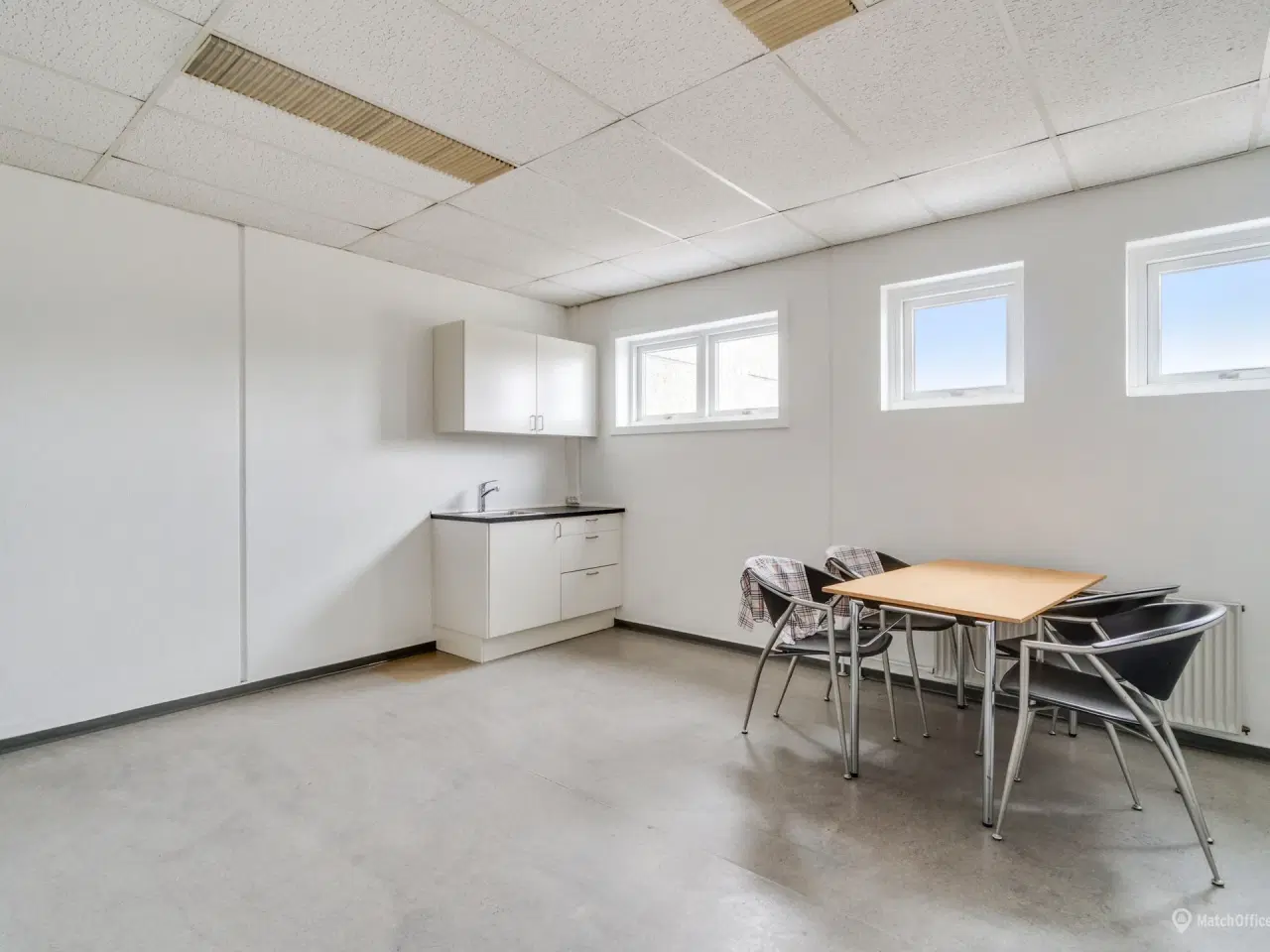 Billede 6 - Stor lagerhal med kontorafsnit og bad i Kastrup