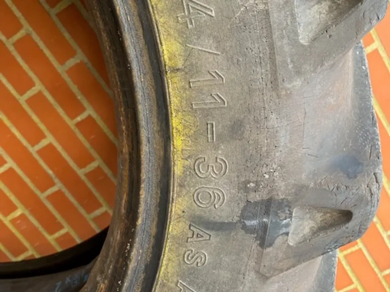 Billede 2 - Traktordæk 12.4/11-36 med slanger 