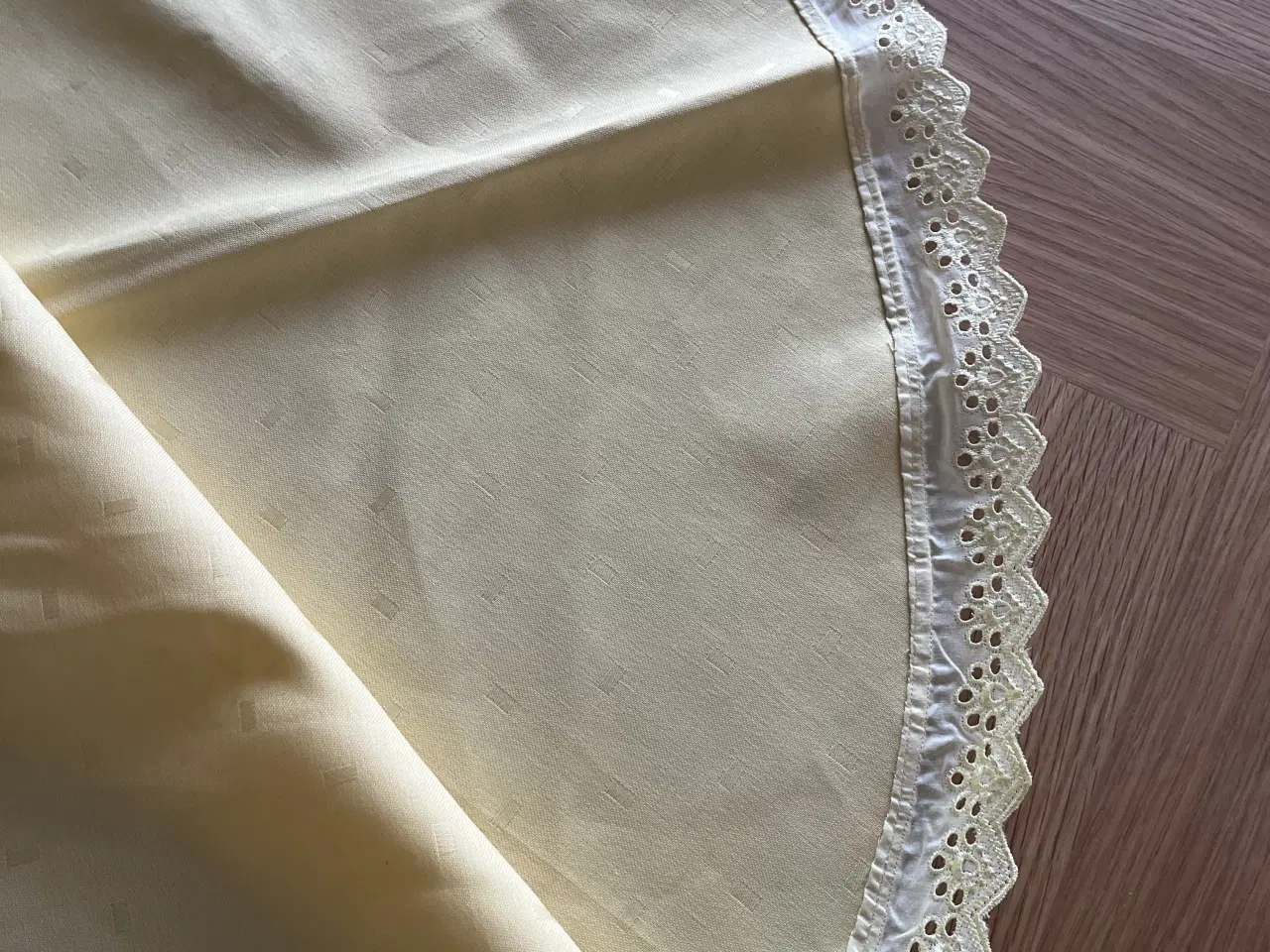 Billede 3 - Rund gul dug med blonde