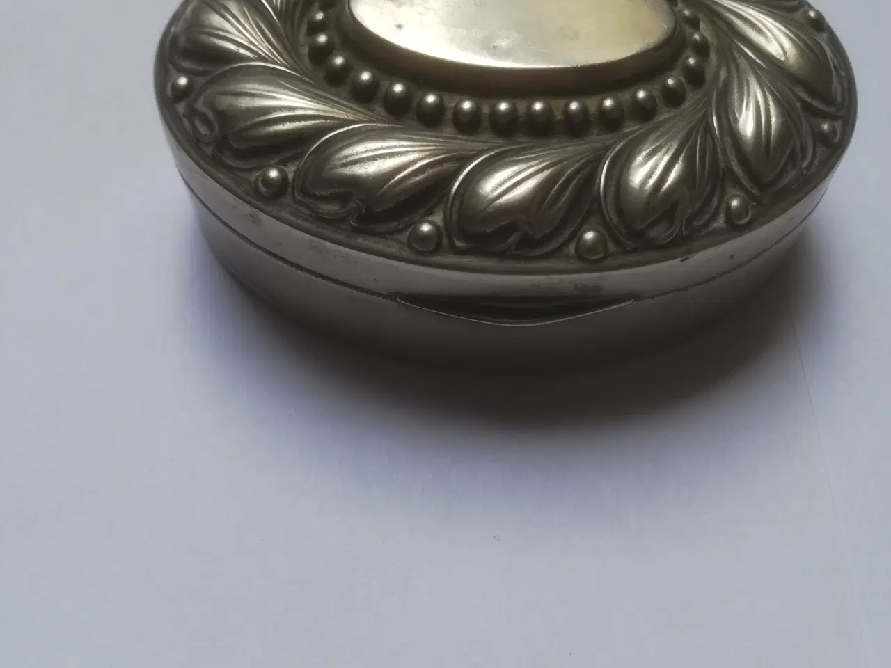 Billede 2 - ovale sølv / pilleæske med tryklås 