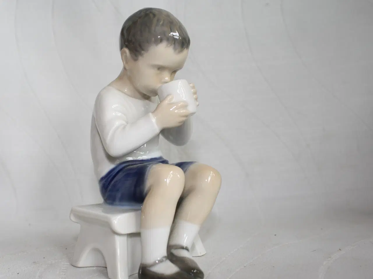 Billede 10 - Victor, Dreng med kop, figur fra Bing og Grøndahl