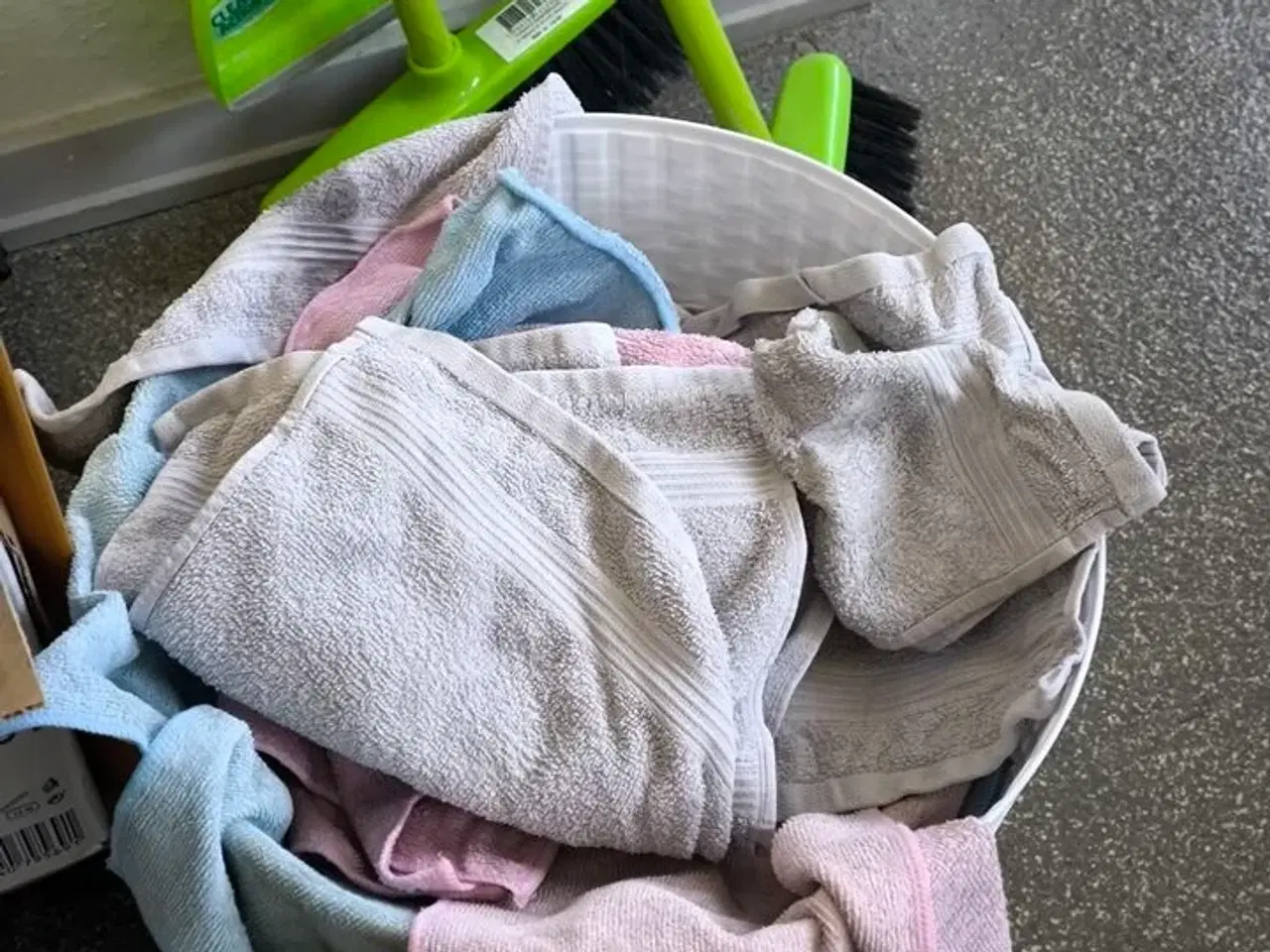 Billede 3 - Skab med indhold samt tørrestativ