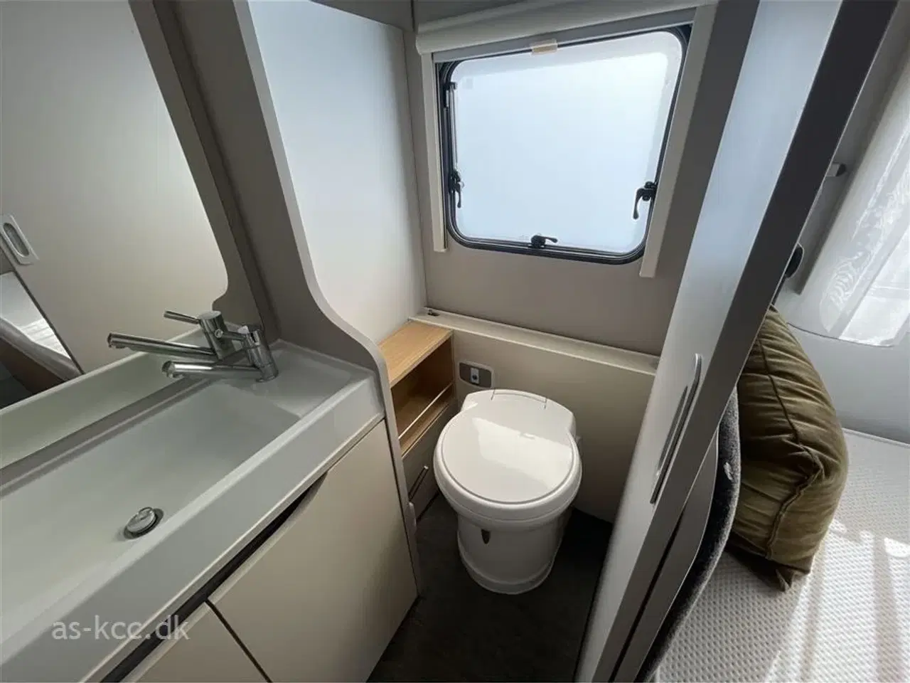 Billede 8 - 2021 - Adria Adora 572 UT   Adria Adora 572 UT årg. 2021 4 sovepladser, 5 siddepladser. Alde centralvarme., Air Con, Thule markise på taget. Alde Centralvarme.