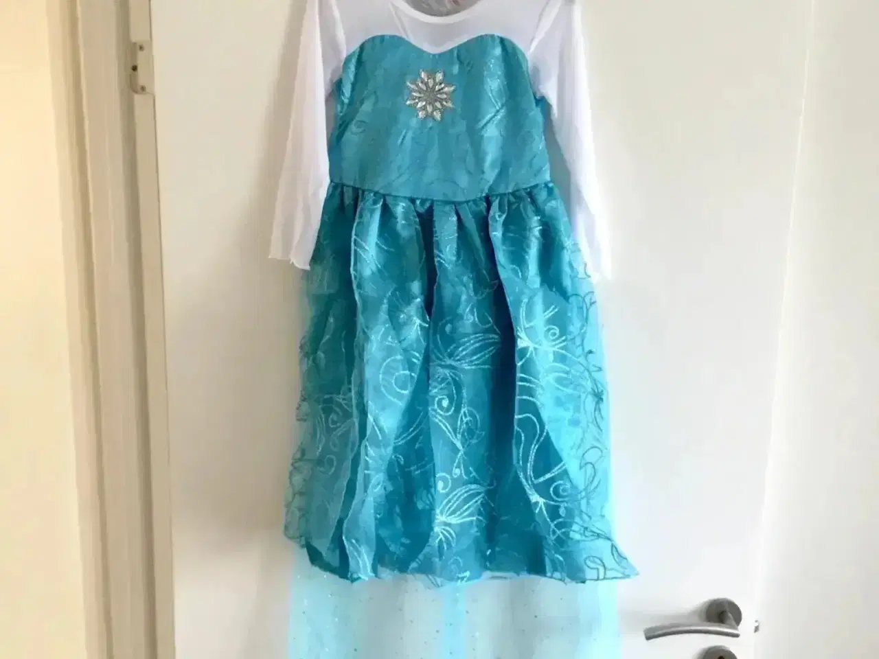 Billede 2 - Frost kjole str. 104 med Elsa udklædning festkjole