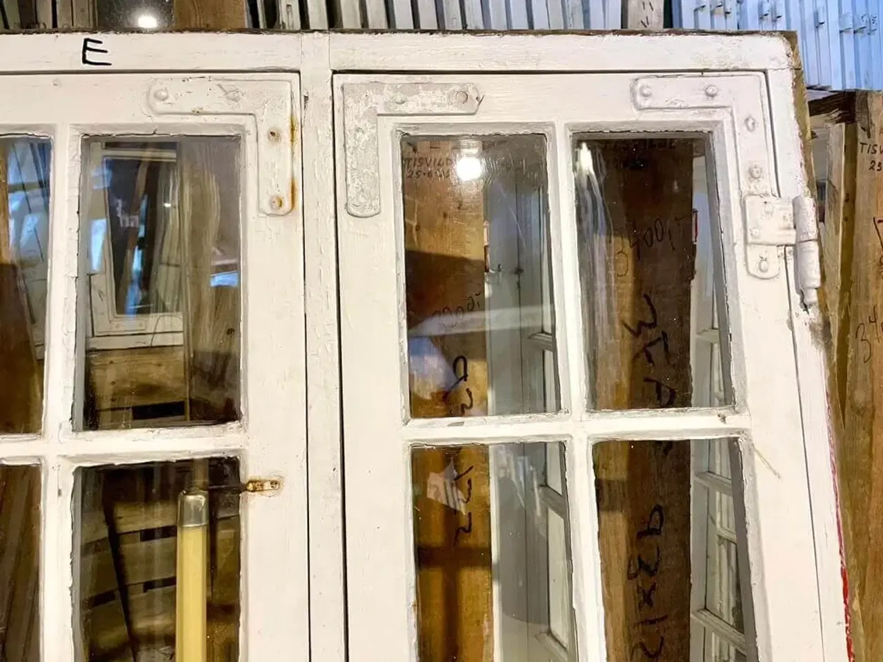 Billede 4 - Smukt 3-fags bondehusvindue m. smalle vinduesrammer