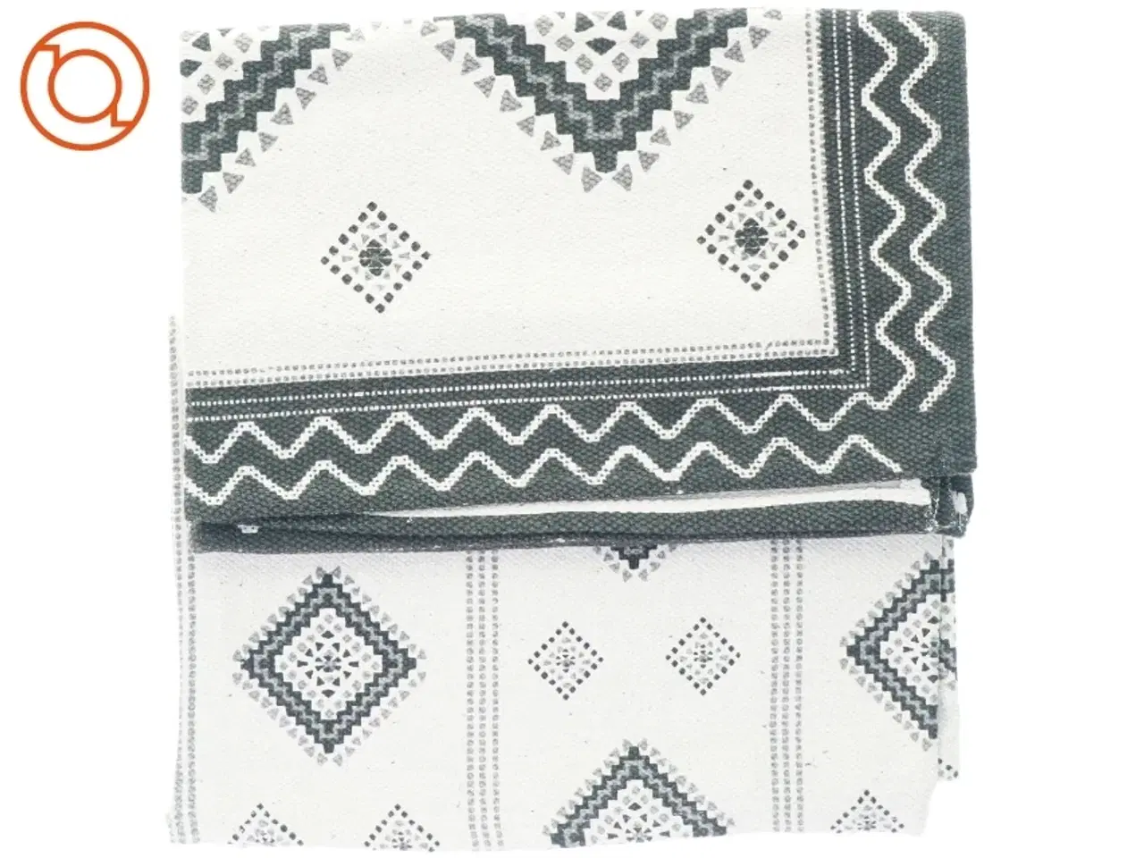 Billede 5 - Tæpper/løber (2 stk) og pyntepuder (3 stk), måler hhv 93 x 61 og 45 x 45 cm