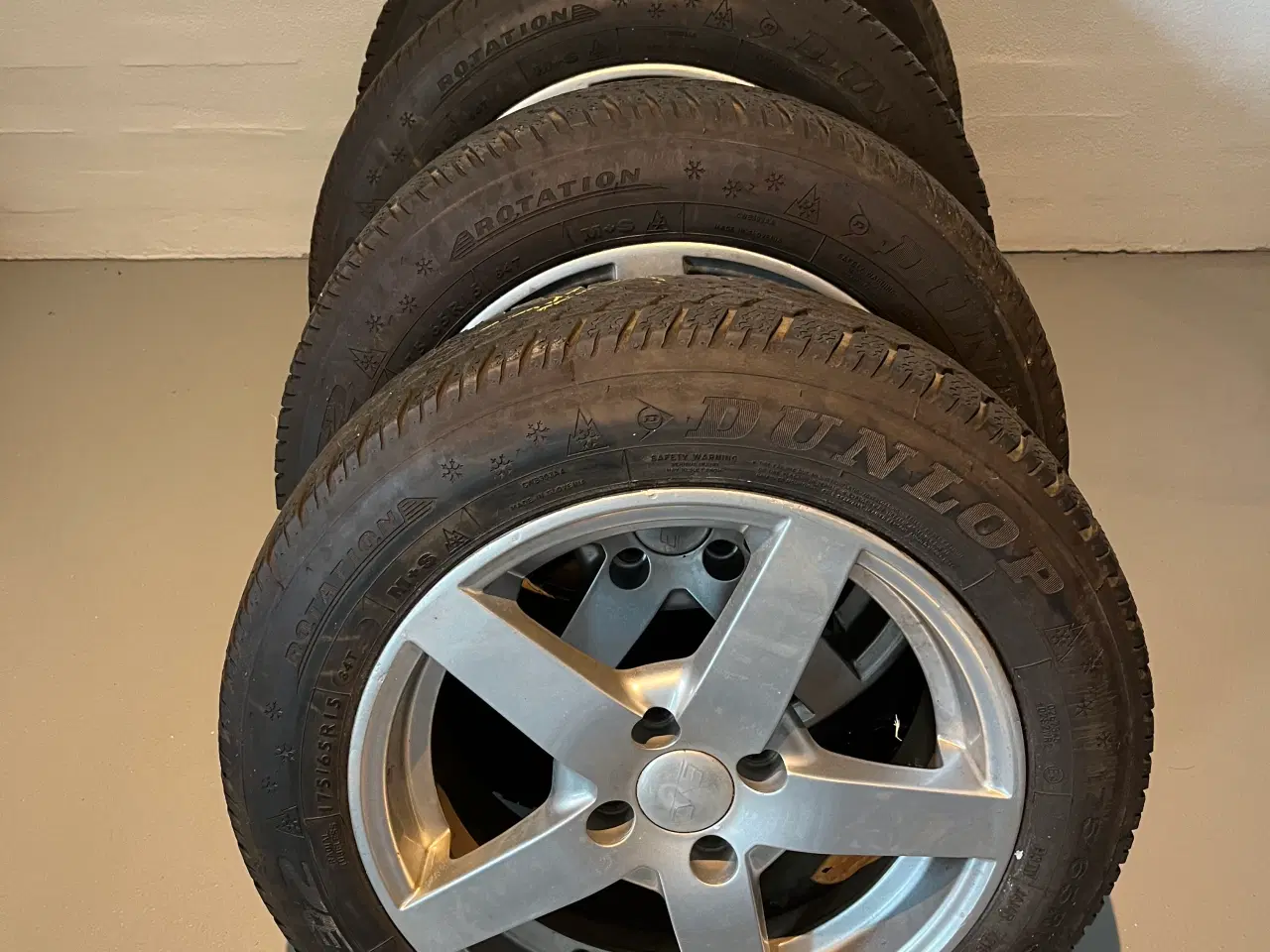 Billede 1 - Dunlop vinterdæk på alufælge, 4 stk