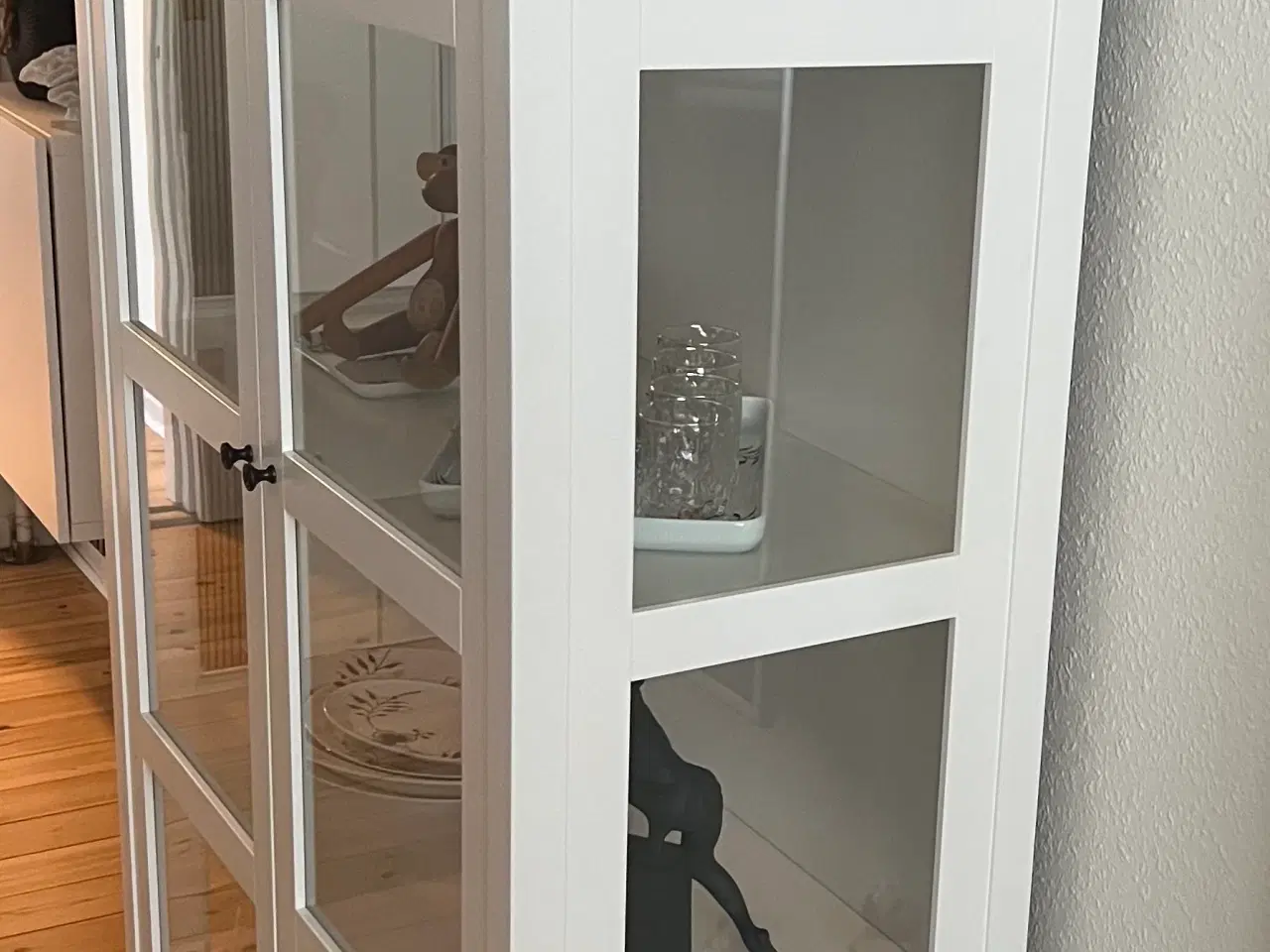 Billede 3 - Hvidt vitrineskab sælges 